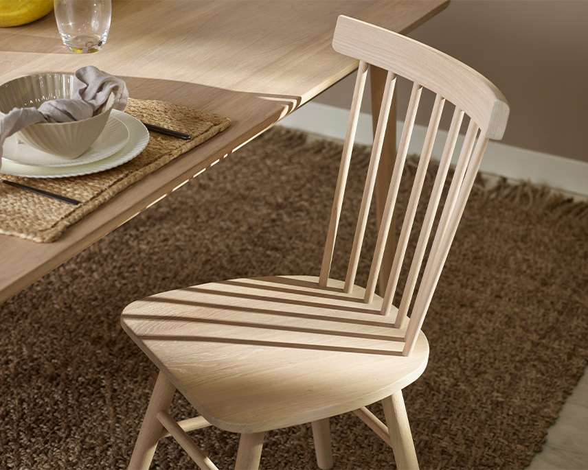 Vitoljad pinnstol närbild 