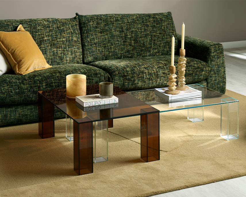 Grön soffa med glasbord