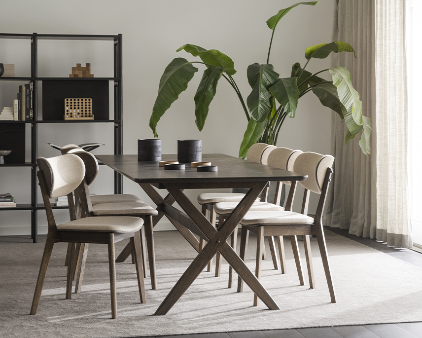 Brunt matbord och stolar med beige tyg