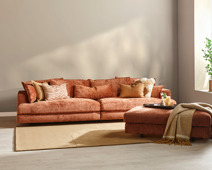 Rostfärgad soffa med pall