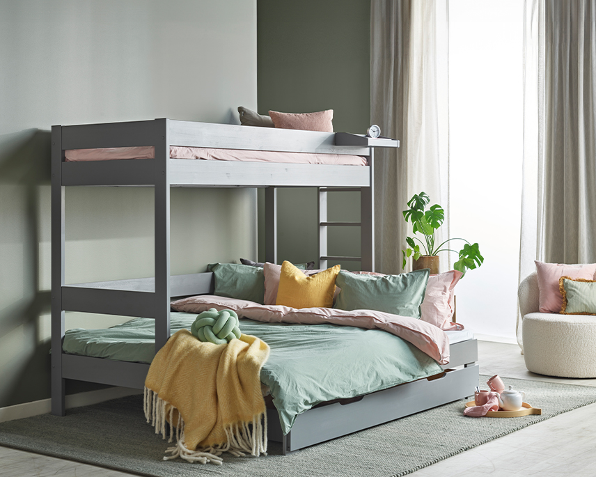 Våningssäng vit i ett rosa rum