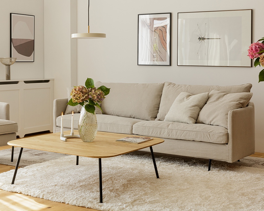 Beige soffa i vardagsrum