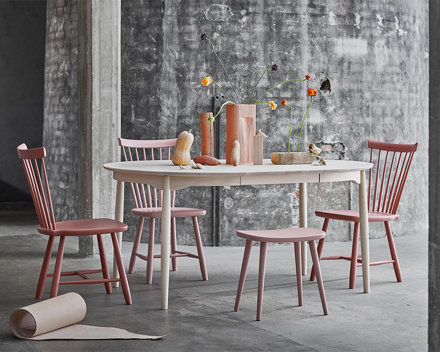 Ljust matbord med rosa stolar