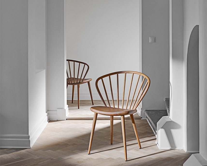 Trästol i ett vitt rum