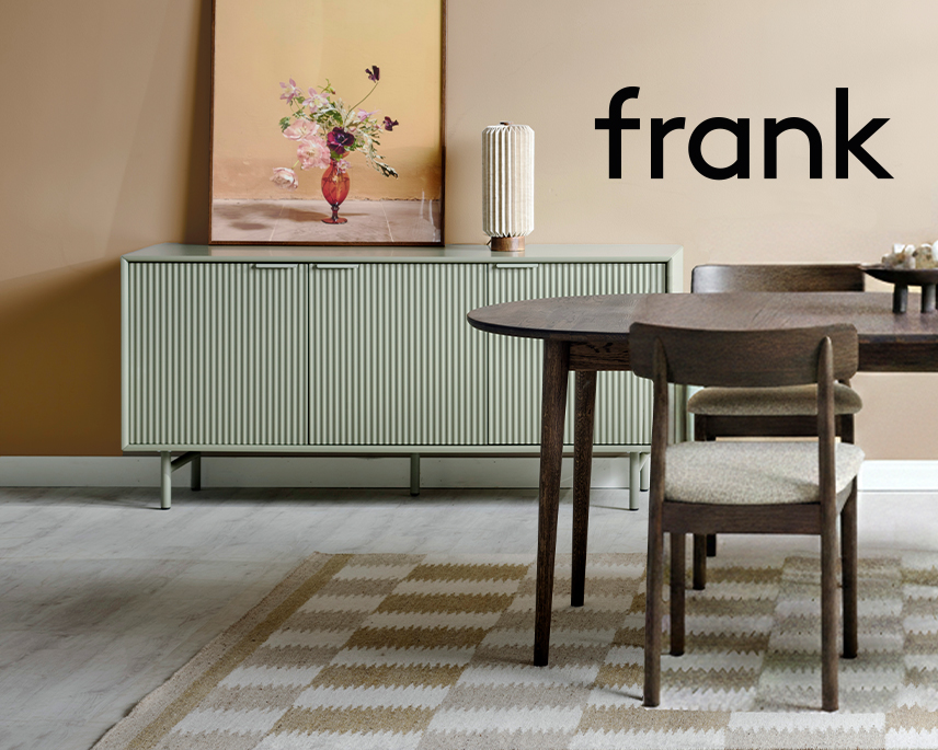 Grön förvaring och brunt matbord i gult rum