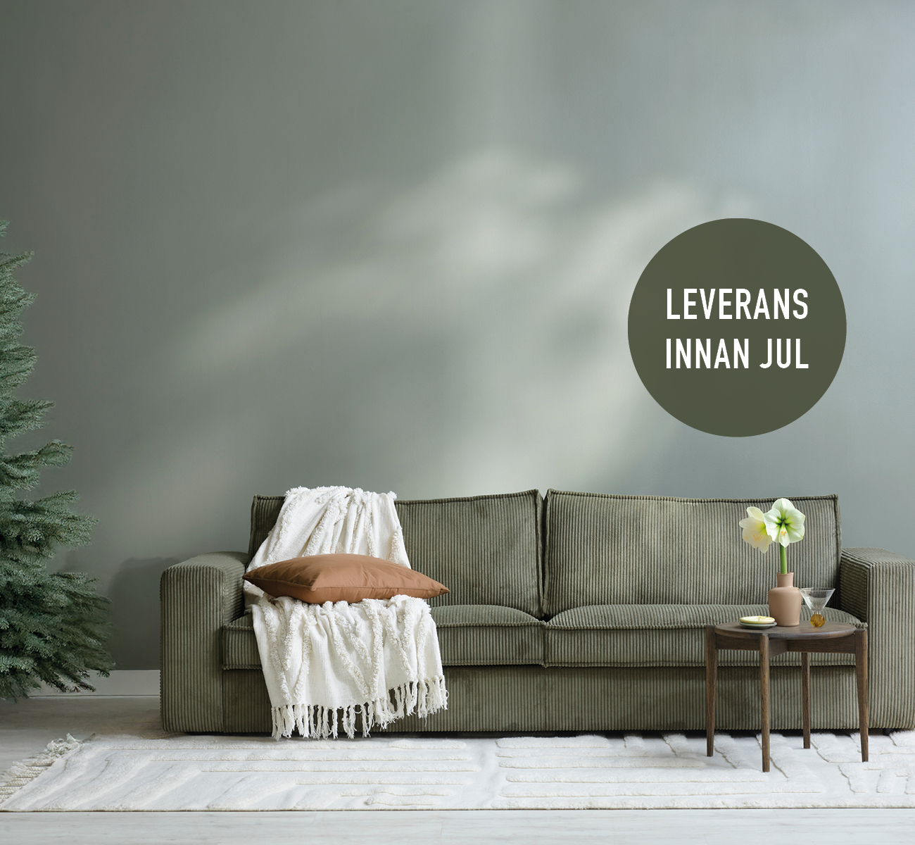 Grön manchestersoffa i ett grönt rum med gula kuddar