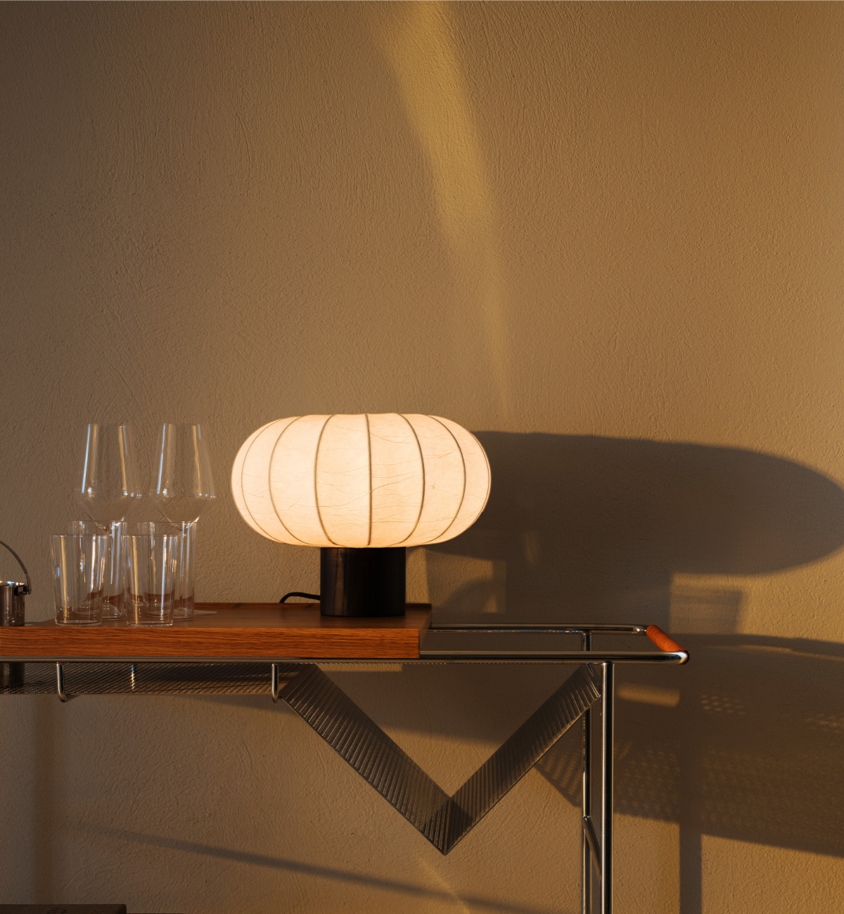 Tänd lampa på sidobord