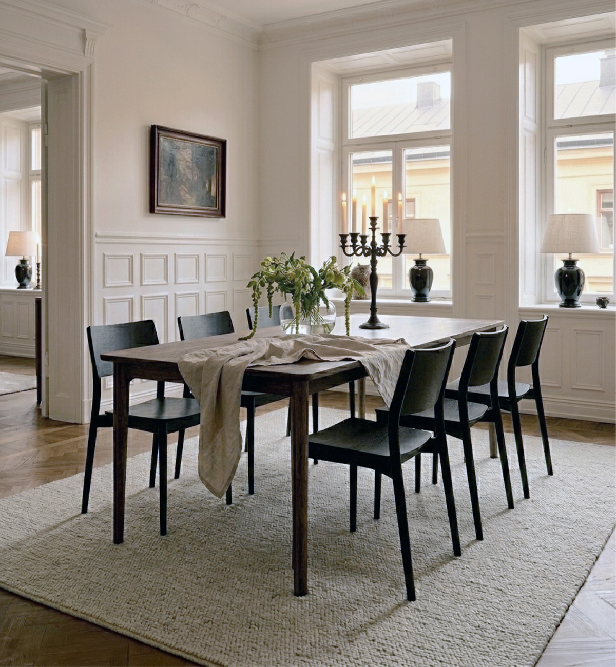 Matbord i rökt oljad ek med svarta trästolar