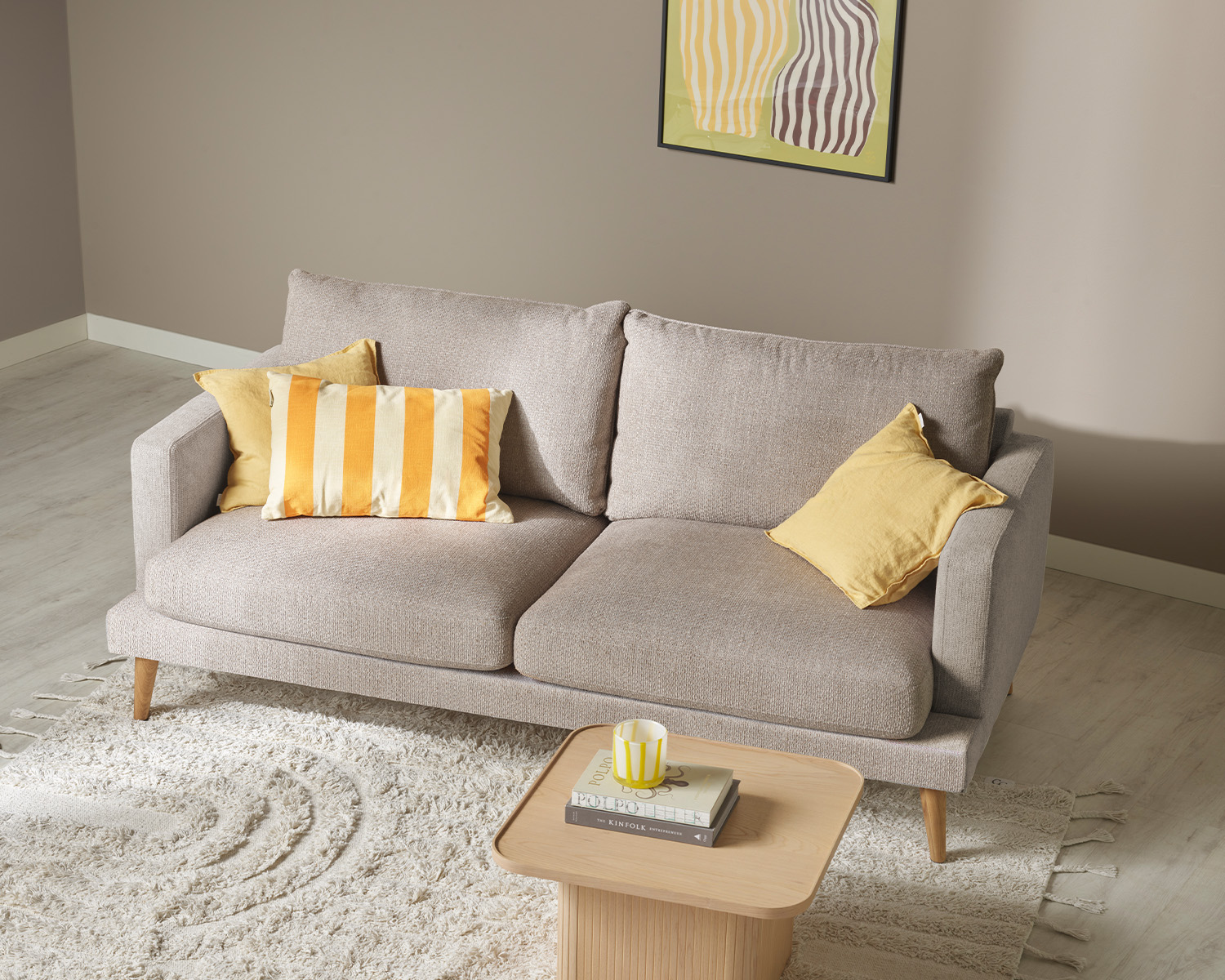 Beige soffa 3-sits med gula kuddar