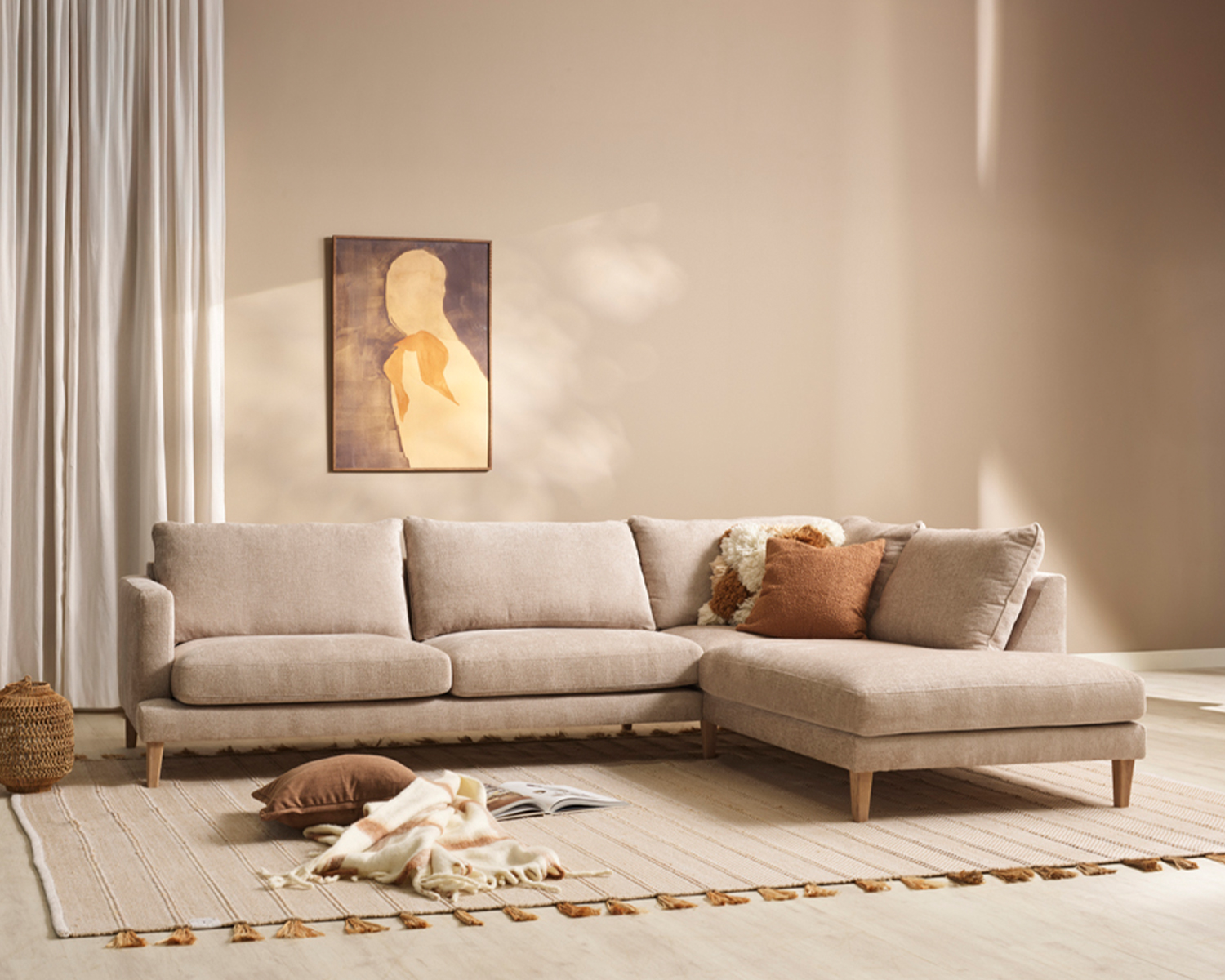 Beige soffa med öppet avslut