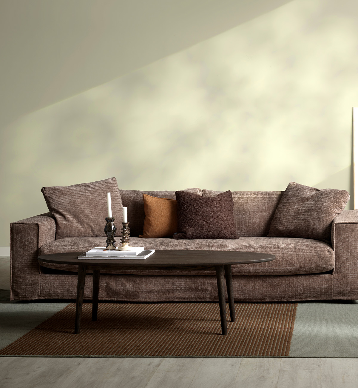 Brun soffa i ett gult rum