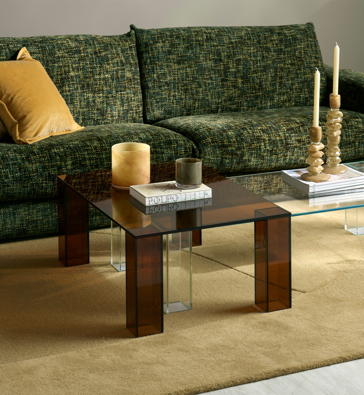 Grön soffa med glasbord