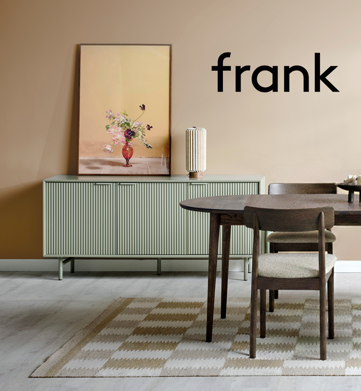 Grön förvaring och brunt matbord i gult rum