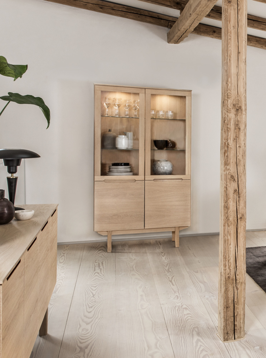 SM307 Vitrinskåp Ekfanér Vitoljad