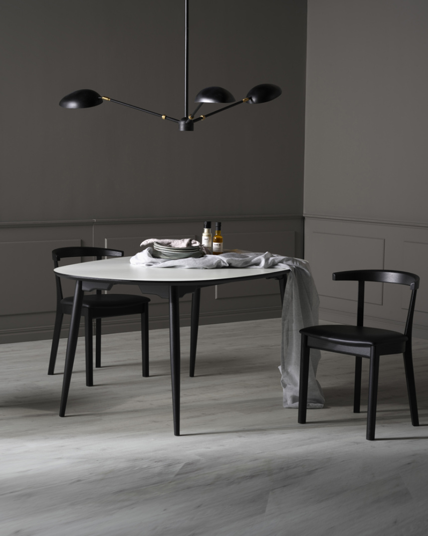 TIMELESS 01 Matbord Laminat Vit, Svart kant 160x105. Svartlackad massiv bok.