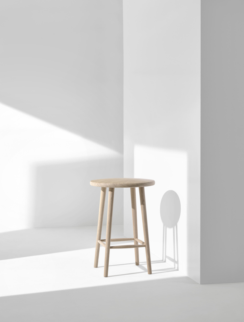 MISS BUTTON Barpall Massiv Ek Ljus Mattlack