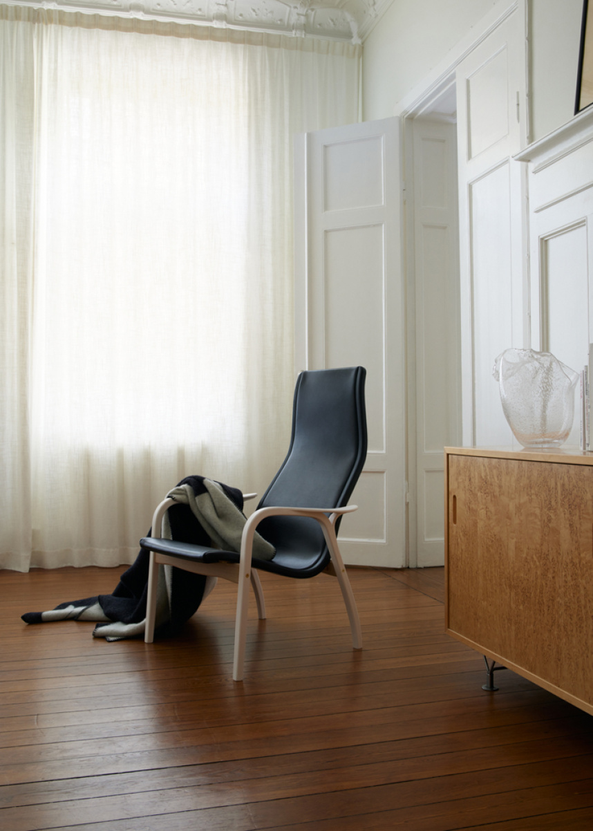 LAMINO DUALITY Fåtölj Vitlaserad ek Sadelläder Svart