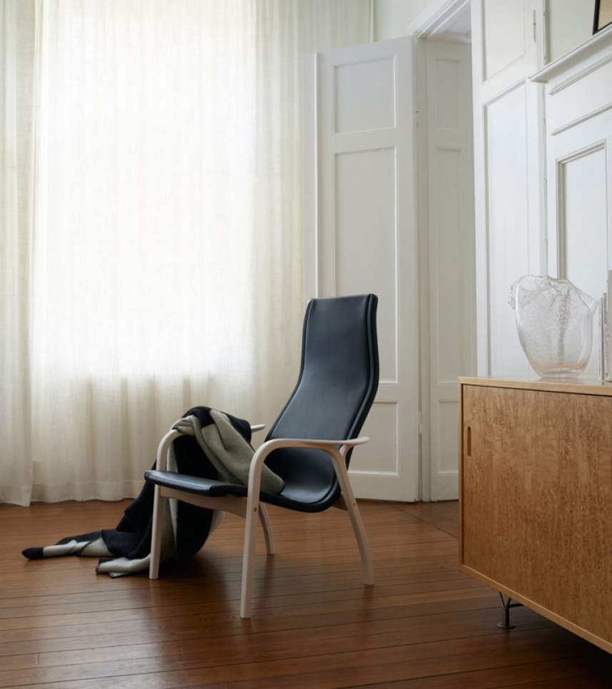 LAMINO DUALITY Fåtölj Vitlaserad ek Sadelläder Svart