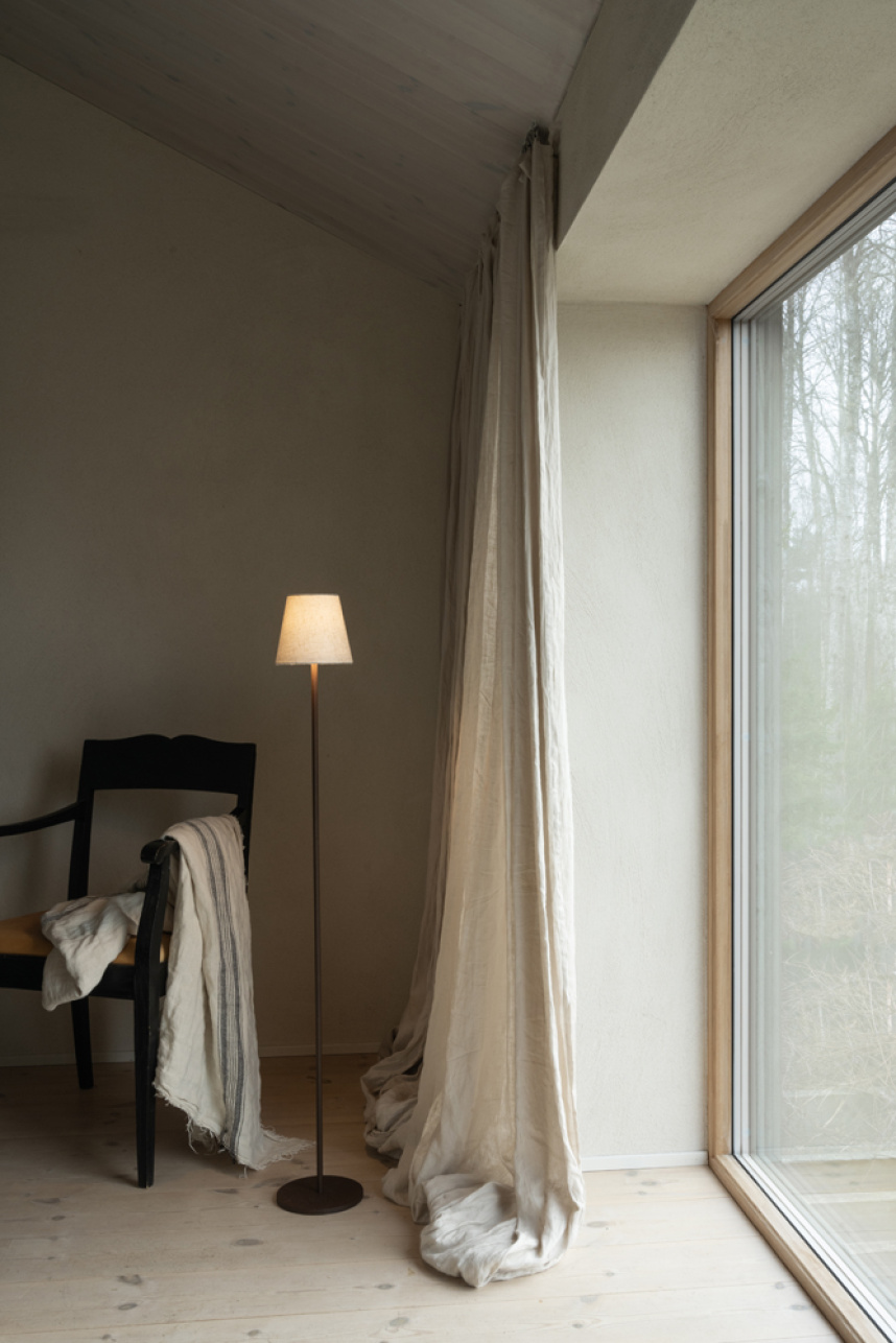 TYRA Golvlampa Vit textil, Brun metall. Uppladdningsbar.