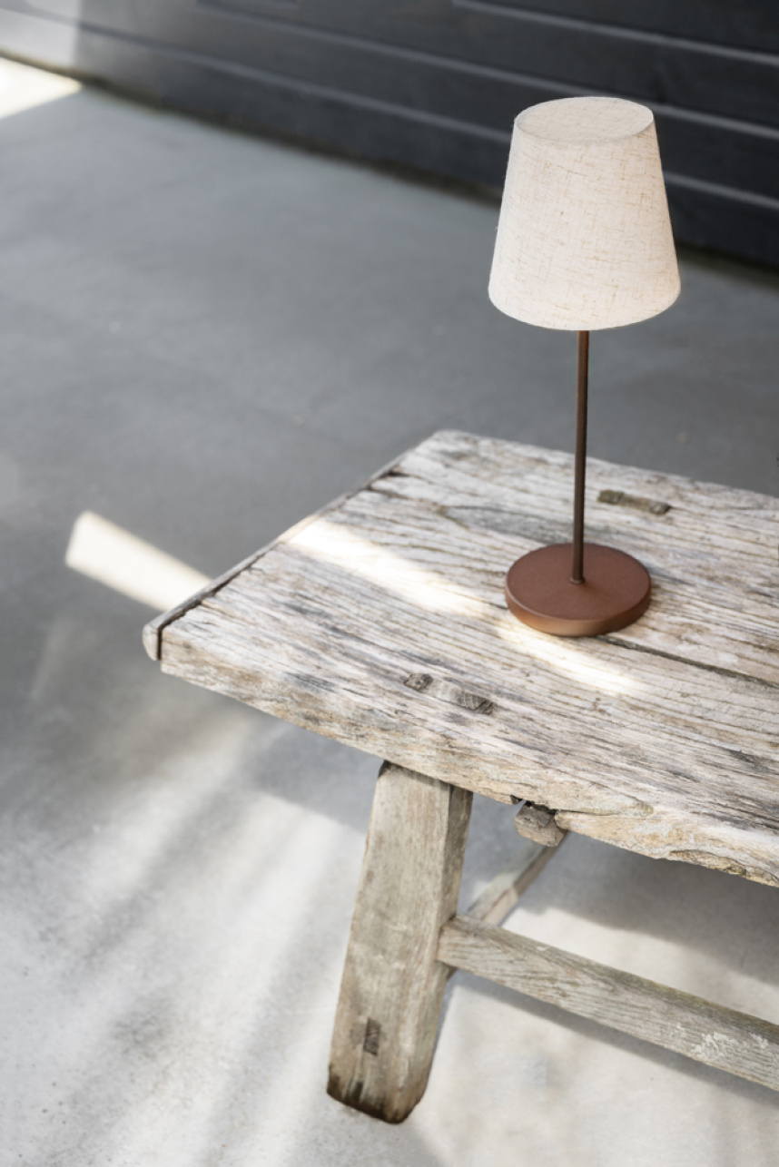 TYRA Bordslampa Vit textil, Brun metall. Uppladdningsbar.