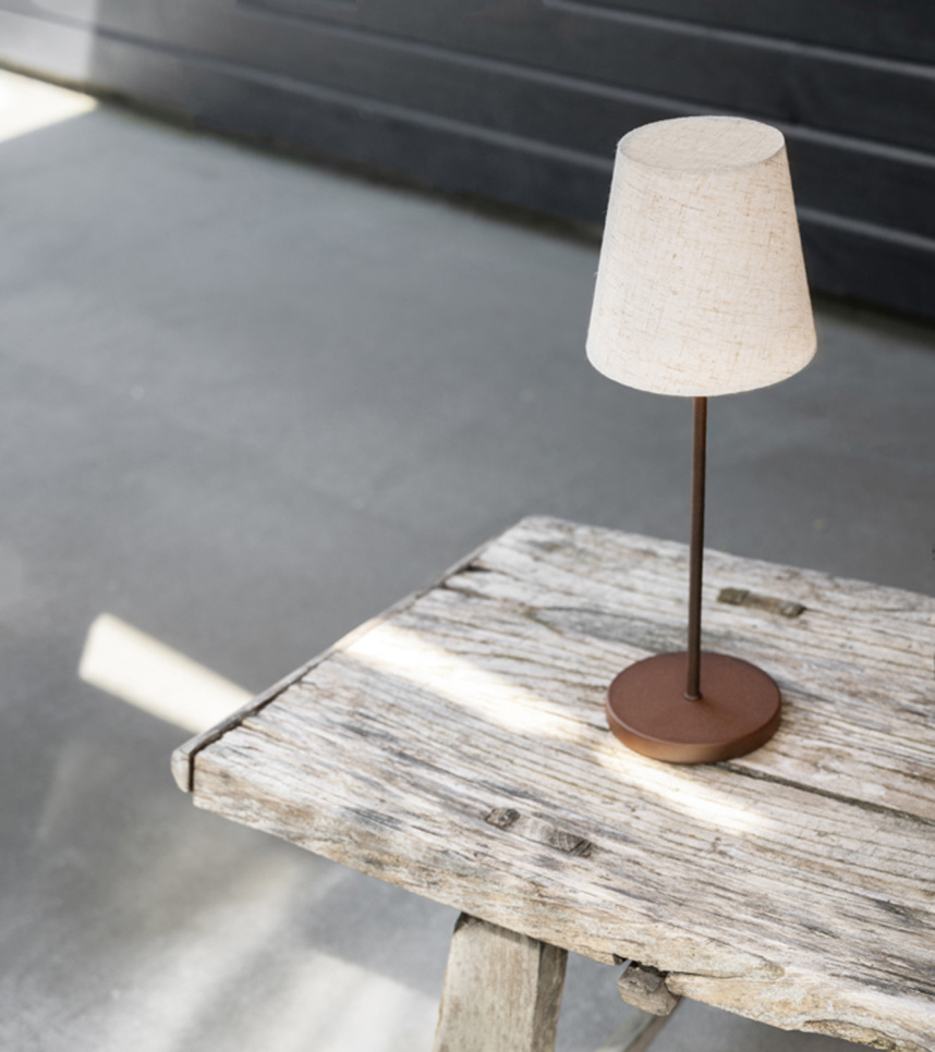 TYRA Bordslampa Vit textil, Brun metall. Uppladdningsbar.