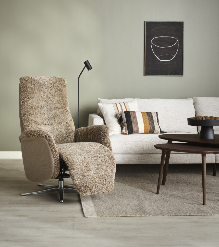 LIV Fåtölj inklusive pall Fårskinn/Tyg Brun. Manuell.