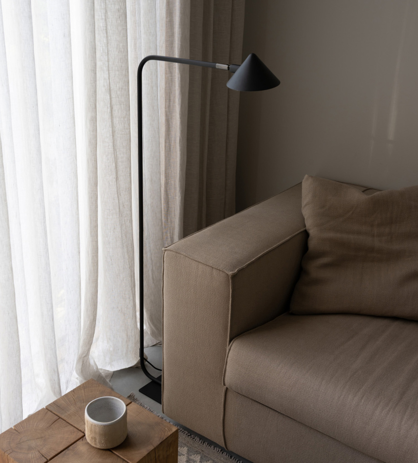 KURO Golvlampa Svart
