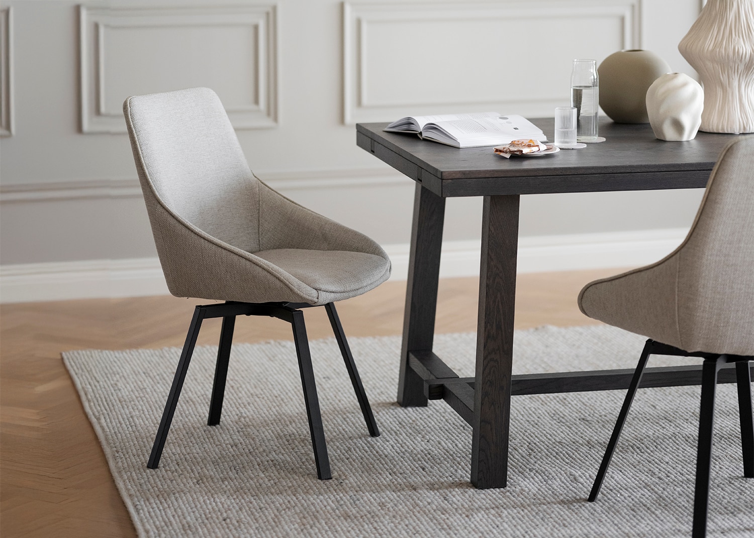 mörkt matbord med stolar