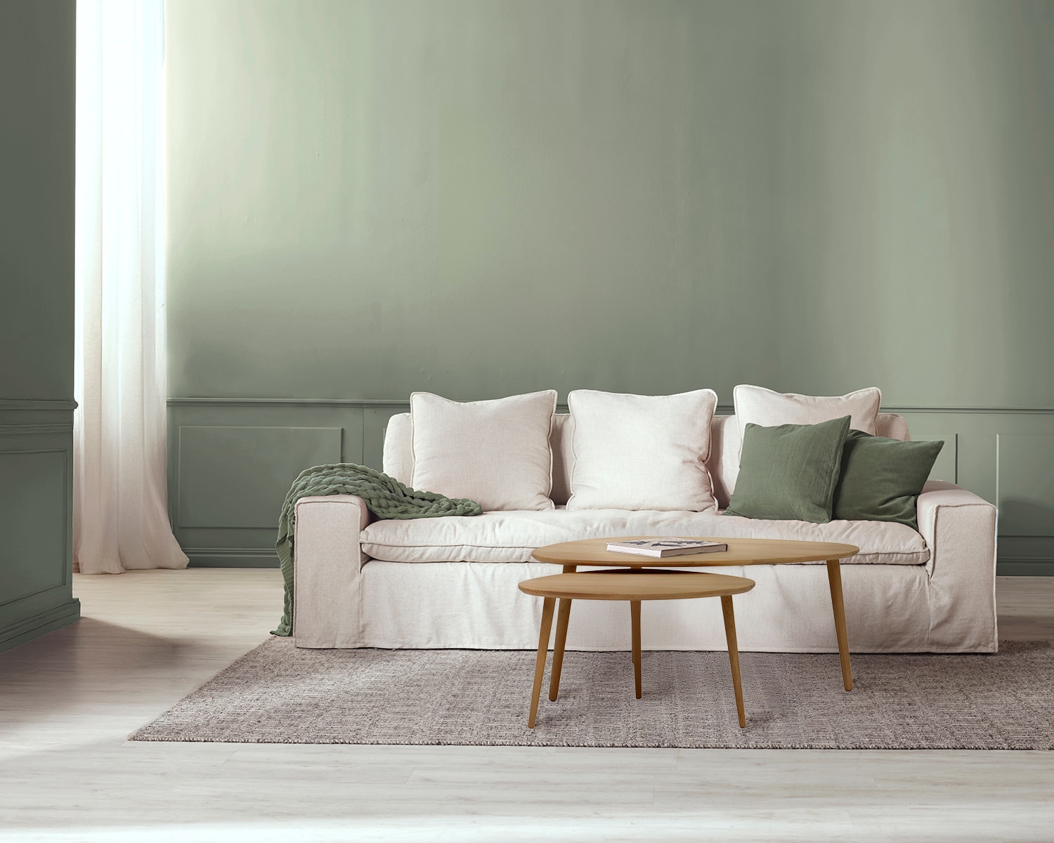 Beige soffa i grönt rum