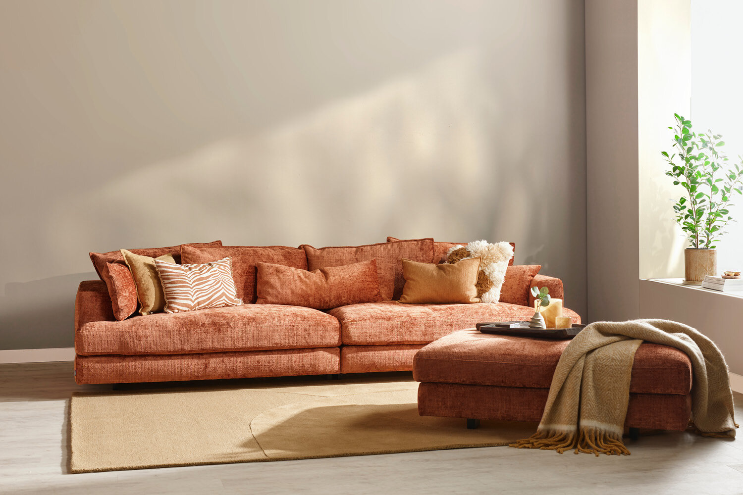 Orange soffa med pall