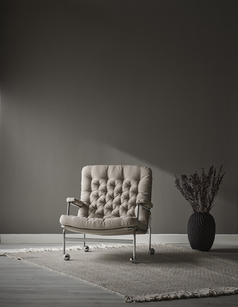 Karin 73, en ikonisk designklassiker av Bruno Mathsson för DUX. Med fåtöljens smidiga hjul, elastiska väven i ramen och rejält stoppade plymåer.