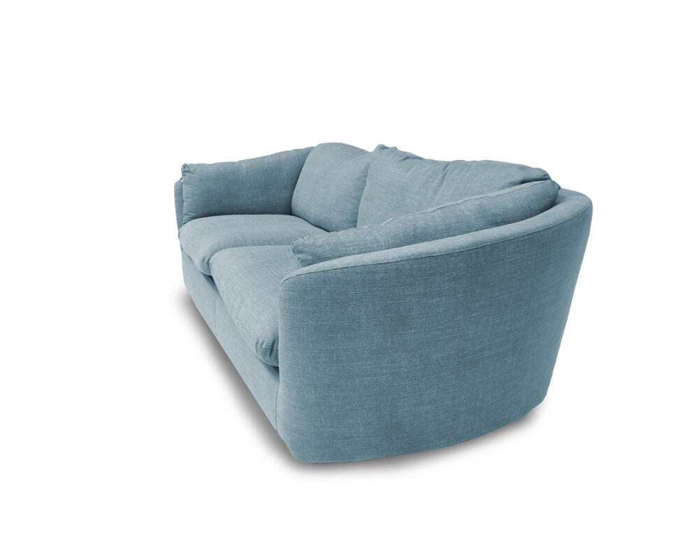Soffa med omsorgsfullt hantverk, stilfull möbel som håller över tid. Soffan är både modern och tidlös, med mjuka, runda former.