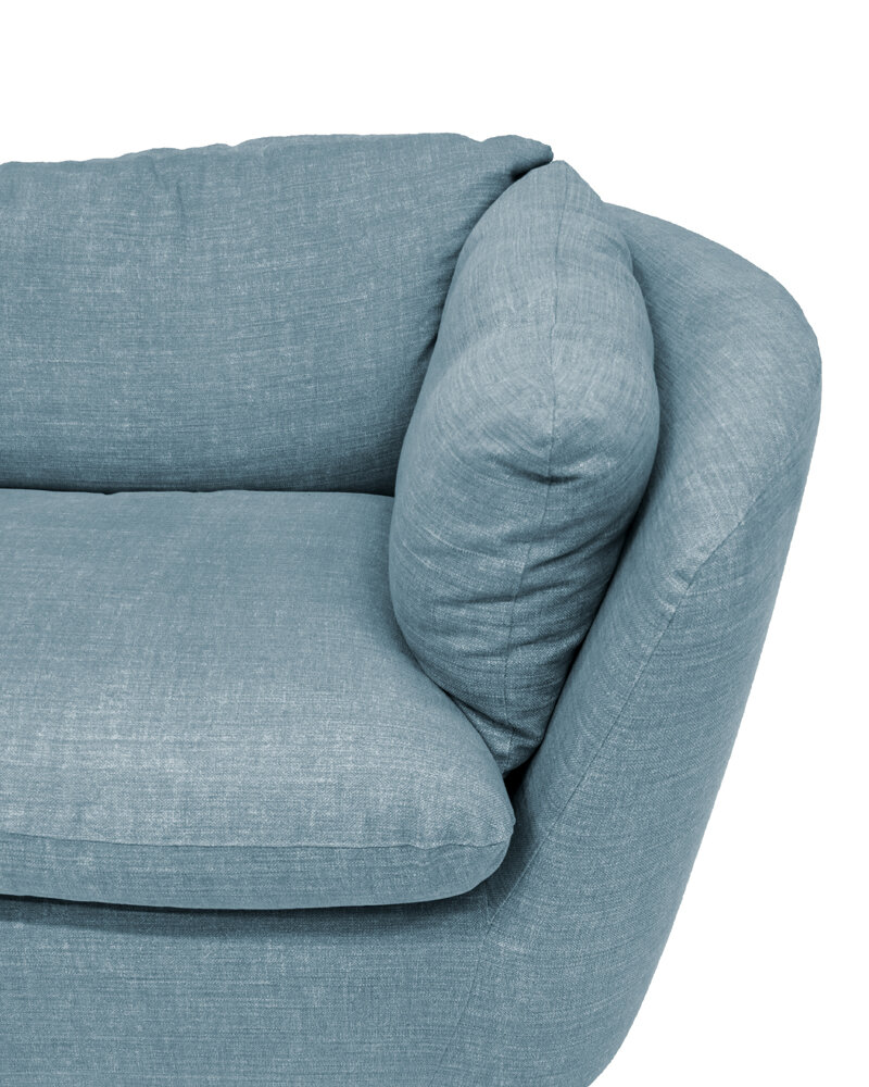 Soffa med omsorgsfullt hantverk, stilfull möbel som håller över tid. Soffan är både modern och tidlös, med mjuka, runda former.