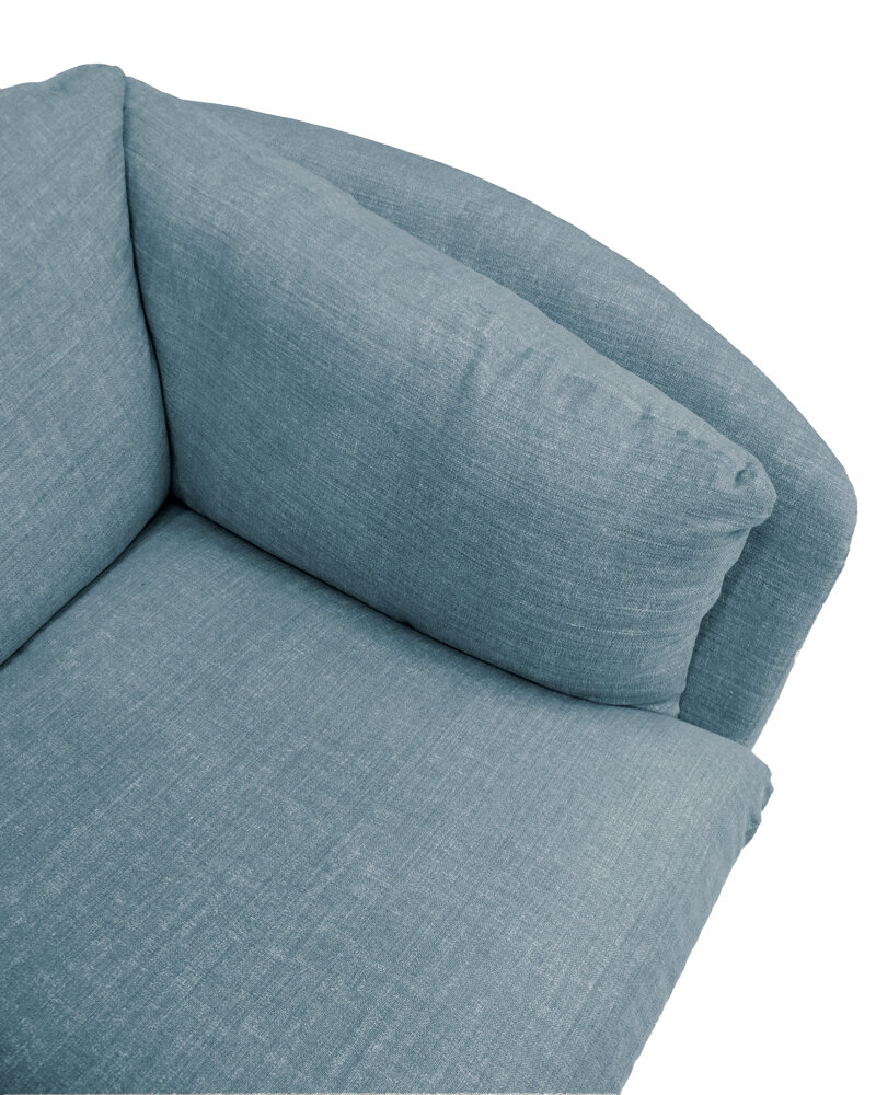 Soffa med omsorgsfullt hantverk, stilfull möbel som håller över tid. Soffan är både modern och tidlös, med mjuka, runda former.