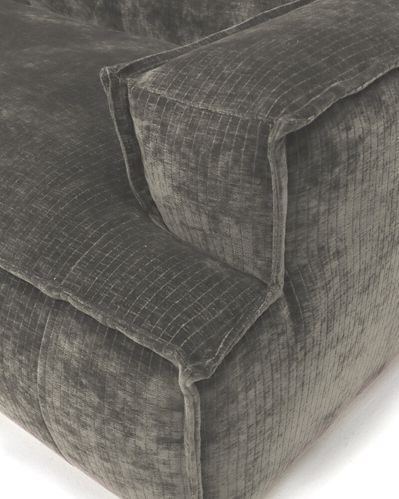 Generös soffa med snygg läppsöm. Soffan erbjuder inte bara en visuell upplevelse utan också en utmärkt komfort. Moduler som ger flexibilitet.